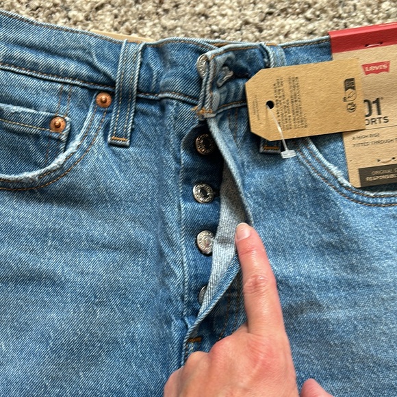 NWT Levi’s 501 Shorts - Picture 6 of 9